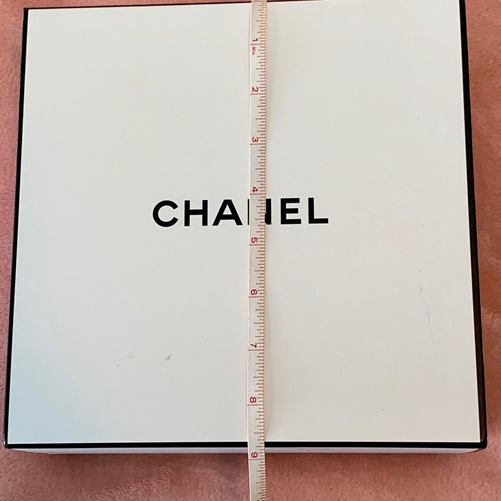 CHANEL Gift Box - Picture 3 of 4